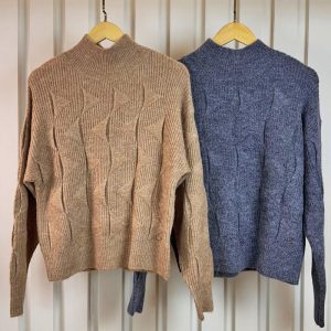 Blusa feminina de gola alta com relevo em ondas