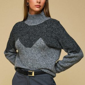 Blusa feminina de tricô gola alta bicolor em V