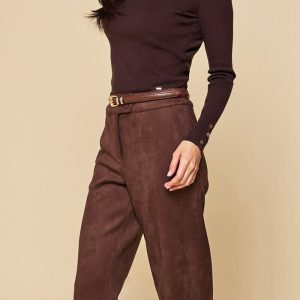 Calça reta feminina de suede transpasse cós