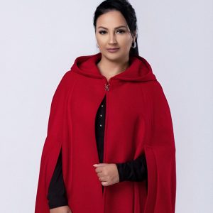 Pelerine longa de lã com capuz