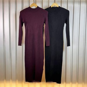 Vestido de tricô com gola alta e fenda lateral